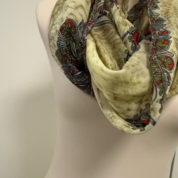 Chic Paisley Print Scarf in Cream and Multicolor - Picture 7 of 9